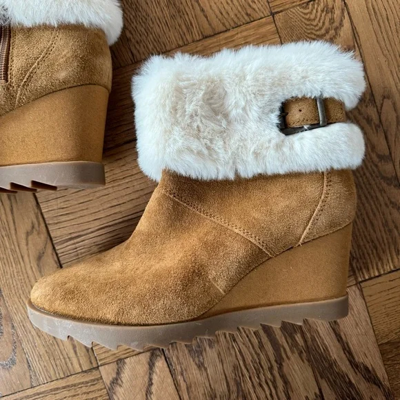 Koolaburra Tan Shearling Wedge Ankle Boots Nooties - Picture 2 of 4